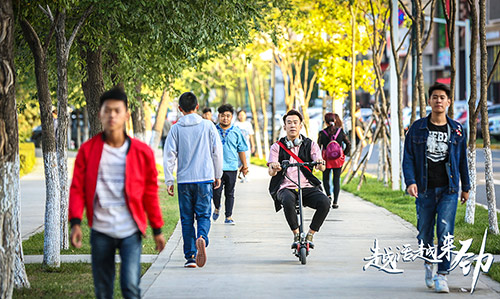 4《越活越来劲》春晚分会场乐不停.jpg