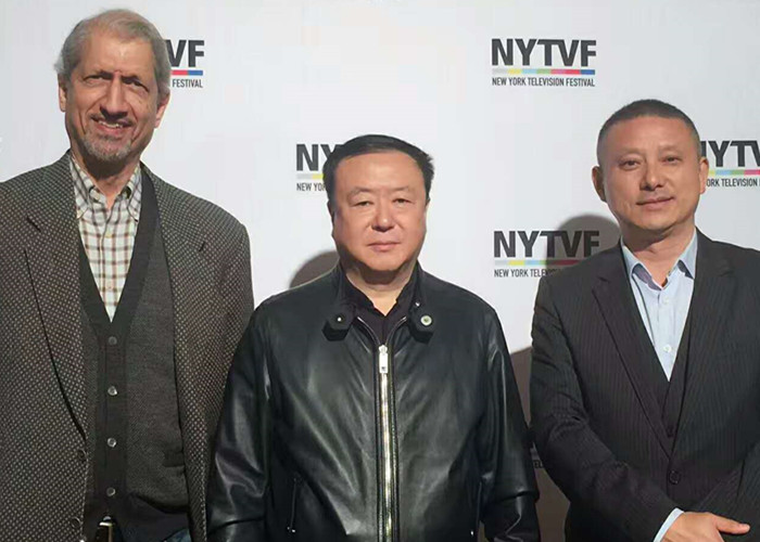 董事长钱俊与导演尤小刚合影